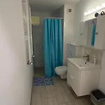 Апартаменти Kronos Retreat - Parliament View