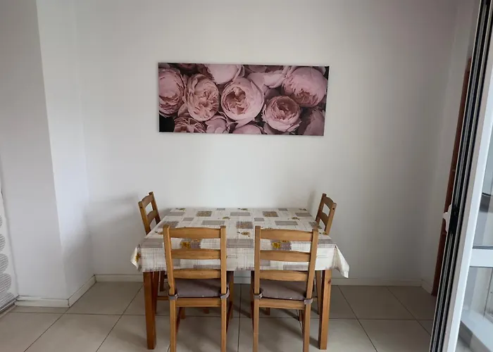 Kronos Retreat - Parliament View Apartment *